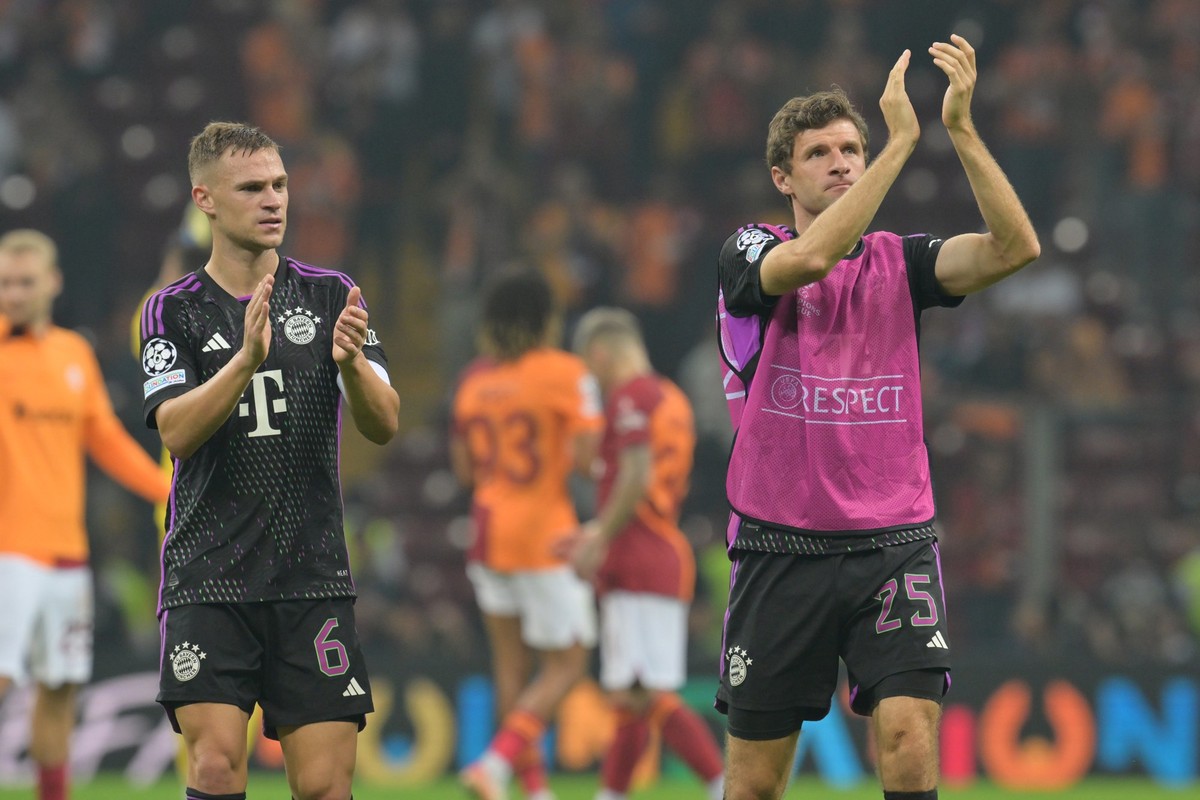 24.10.2023, Türkei, Istanbul: Fußball: Champions League, Galatasaray Istanbul - Bayern München, Gruppenphase, Gruppe A, 3. Spieltag, Türk Telekom Arena, Joshua Kimmich vom FC Bayern München (l) und Th ...