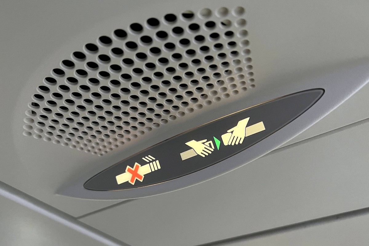 Anschnallzeichen in einem Passagier Flugzeug,Economy Klasse,anschanllen,Rauchverbot,rauchen verboten,anschnallen,Zeichen,Anzeige. *** seatbelt sign in a passenger airplane,economy class,no smoking,no  ...