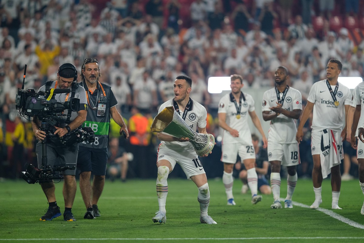 Jubel zu den Fans mit dem Pokal in den Haenden von Filip Kostic (Eintracht Frankfurt,#10), Eintracht Frankfurt vs. Glasgow Rangers, Fussball, Europa League, Finale, Saison 2021/2022, 18.05.2022, Foto: ...