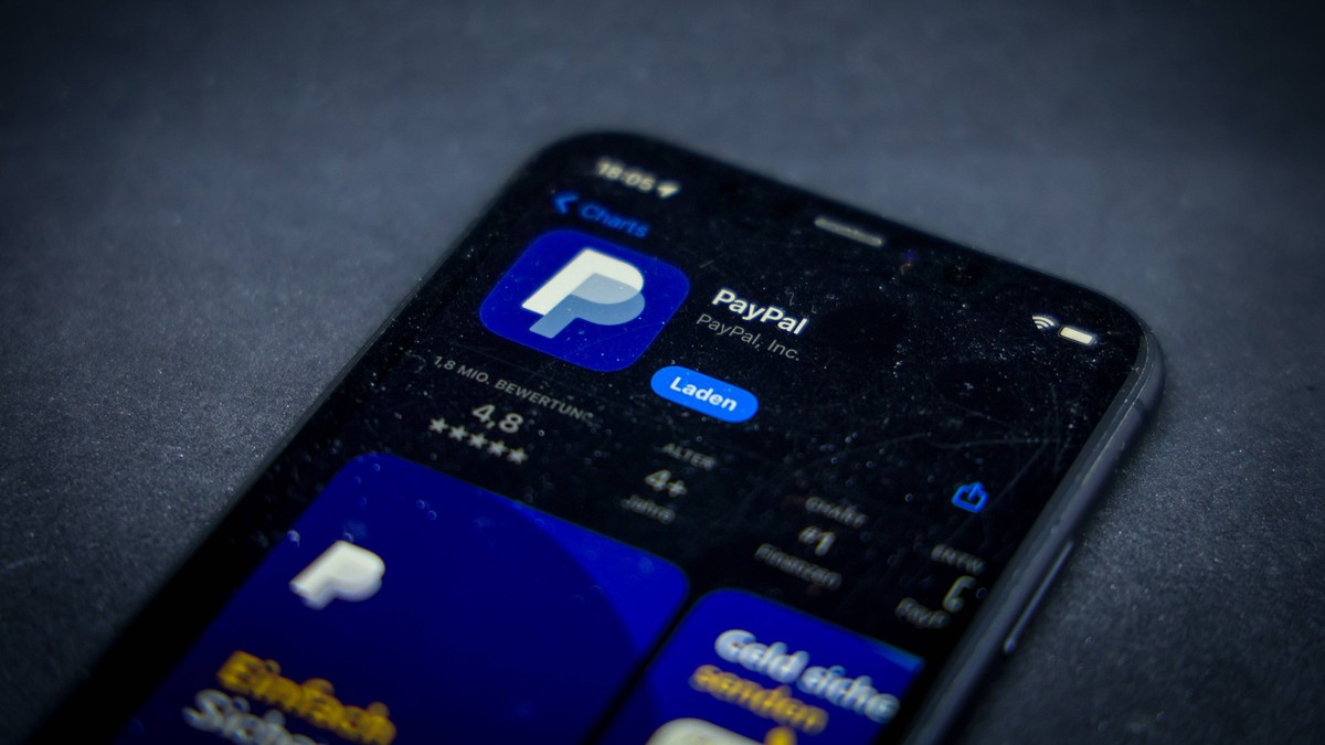 Apple App Store auf einem iPhone. Apps-Charts - gratis - PayPal. // 02.03.2024 *** Apple App Store on an iPhone Apps Charts free PayPal 02 03 2024