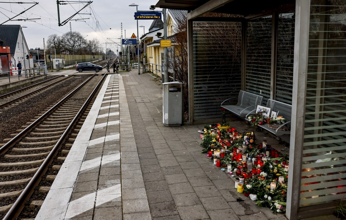 28.01.2023, Schleswig-Holstein, Brokstedt: Blumen, Kerzen und verschiedene Bilder sind im Wartehäuschen am Bahnhof zum Gedenken an die Opfer der Messerattacke niedergelegt. Bei einer Messerattacke in  ...