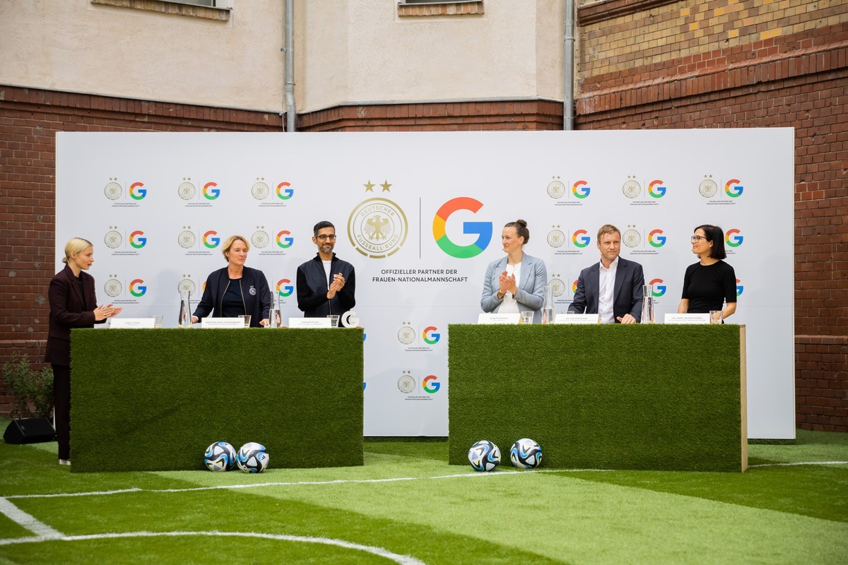 25.05.2023, Berlin: Lena Cassel (l-r), Moderatorin, Martina Voss-Tecklenburg, Bundestrainerin, Sundar Pichai, Vorstandsvorsitzender von Google und Alphabet, Almuth Schult, Nationaltorhüterin, Holger B ...
