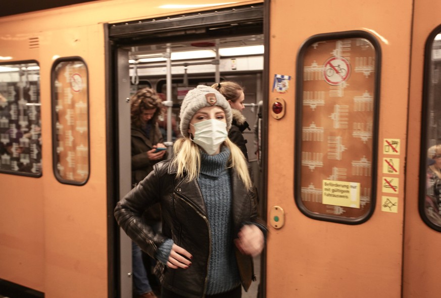 Ein Frau in Berlin trägt Mundschutz.