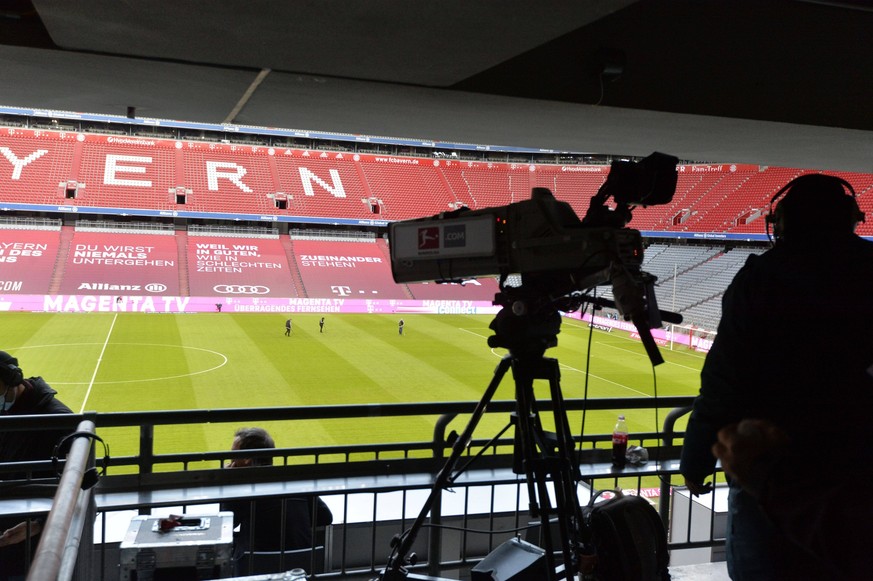 04.10.2020, Fussball 1. Bundesliga 2020/2021, 03. Spieltag, FC Bayern München - Hertha BSC Berlin, in der Allianz-Arena München. Die TV-Kamera auf den Rängen filmt ein leeres Spielfeld und leere Ränge ...