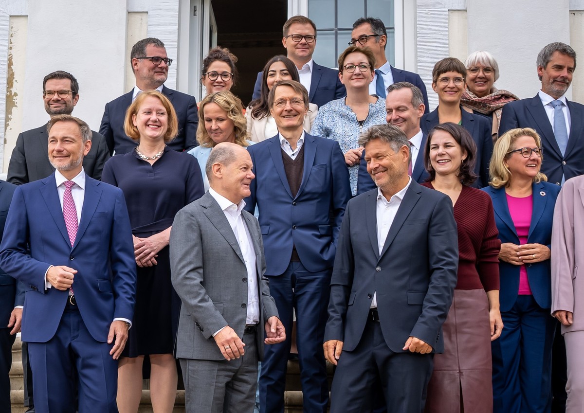 30.08.2023, Brandenburg, Meseberg: Bundeskanzler Olaf Scholz (SPD, vorne, Mitte), Christian Lindner (FDP, vorne links), Bundesminister der Finanzen, und Robert Habeck (Bündnis 90/Die Grünen, vorne rec ...