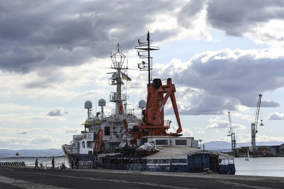 06.11.2022, Italien, Catania: Das von der deutschen Organisation SOS Humanitarian betriebene Rettungsschiff �Humanity 1� liegt im Hafen von Catania vor Anker. Mehr als 140 Bootsmigranten haben das deu ...