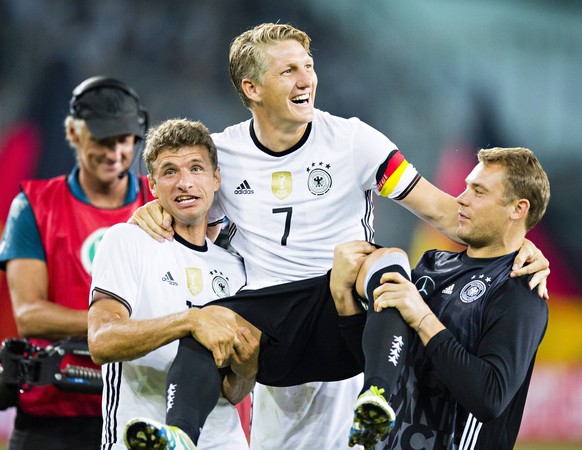 M�nchengladbach, 31.08.2016, Borussia Park Bastian Schweinsteiger (Deutschland) wird von seinen Kollegen Thomas M�ller (Deutschland) und Torwart Manuel Neuer (Deutschland) zum Abschied getragen Deutsc ...