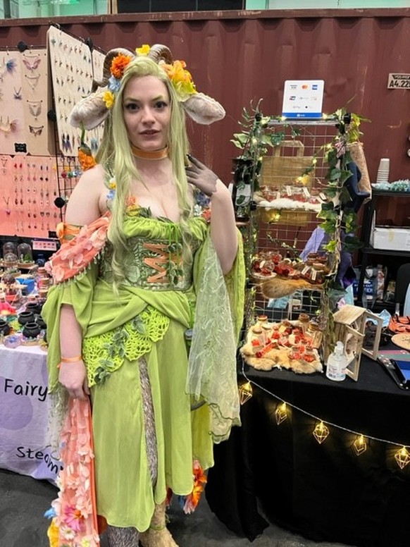 Die 26-Jährige Anna hat ihr Fearne Calloway-Kostüm 2 Jahre entworfen und 6 Monate lang daran gebastelt.