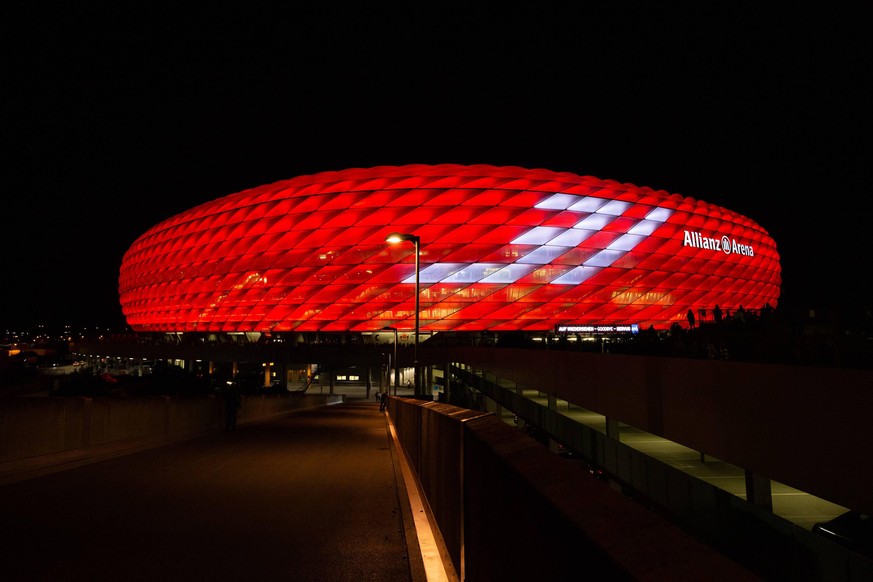 28.08.2018, xkvx, Fussball Testspiel, FC Bayern Muenchen - Chicago Fire emspor, v.l. Ansicht, Uebersicht von aussen, ausen Allianz Arena Stadion bei Nacht und wird rot beleuchtet mit der Nummer 31 von ...