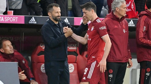 Hasan SALIHAMIDZIC Sportvorstand Bayern Muenchen mit Robert LEWANDOWSKI Bayern Muenchen nach Auswechslung. Deutscher Meister,Meisterschaft. Fussball 1. Bundesliga Saison 2021/2022, 31.Spieltag, Spielt ...