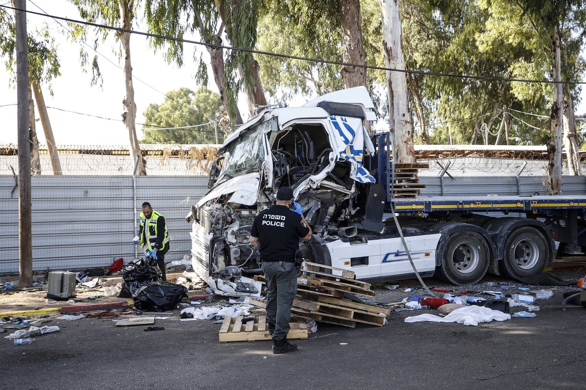Israel, Lkw f�hrt in Tel Aviv in eine Bushaltestelle At least 35 injured in truck ramming in central Israel TEL AVIV, ISRAEL - OCTOBER 27: A view of the area as medical, security teams responding to d ...