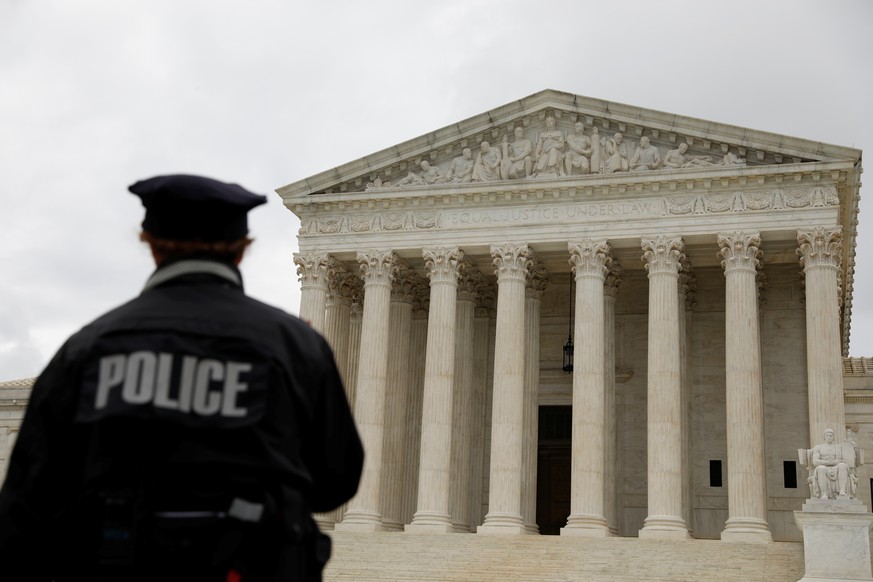 A police officer stands outside of The Supreme Court of the United States in Washington, D.C., U.S., August 29, 2020. REUTERS/Andrew Kelly