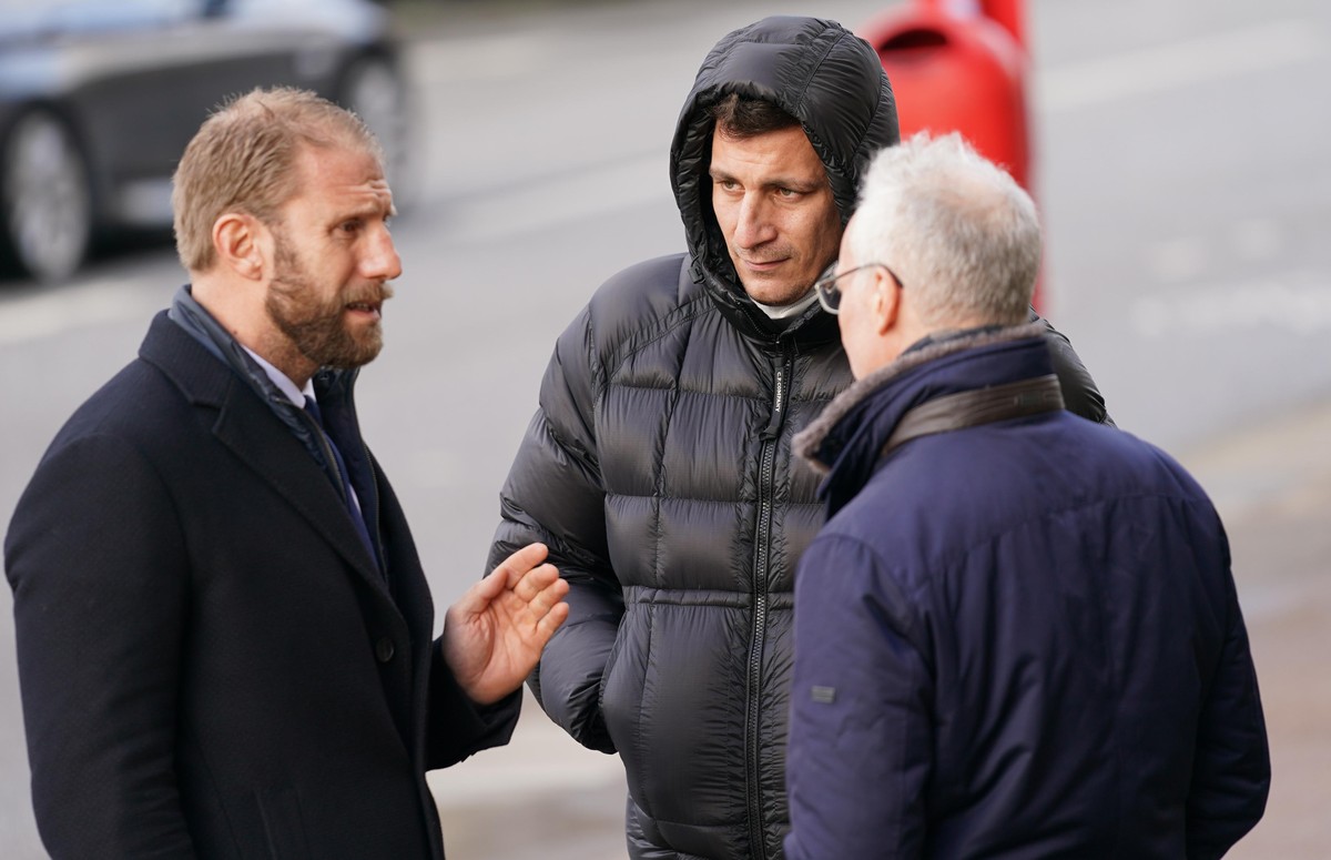 Der Rapper Gzuz (M) unterhält sich in einer Sitzungspause der Berufungsverhandlung mit seinen Rechtsanwälten Christopher Posch (l) und Ulf Dreckmann vor dem Strafjustizgebäude. Ende September 2020 war ...