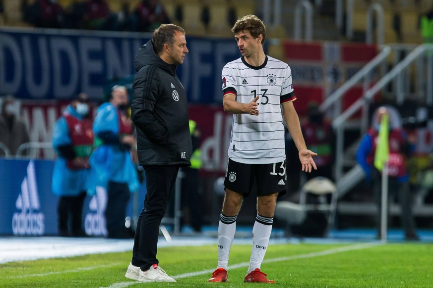 Hans Dieter Hansi Flick Deutschland, Bundestrainer spricht mit Thomas Mueller Deutschland 13, MKD, Nordmazedonien vs. Deutschland, 11.10.2021, WM-Quali Europa, Gruppe J, Spielzeit 2021/2022 DFB REGULA ...