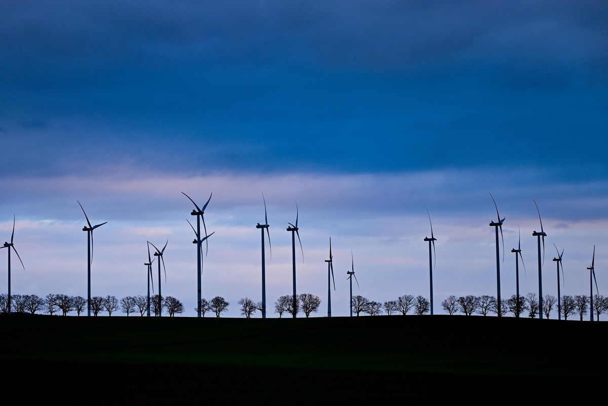 Dunkle Wolken ziehen über den Windenergiepark «Odervorland» im Osten des Landes Brandenburg.