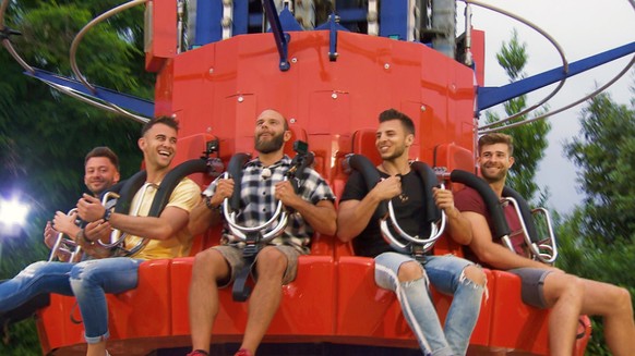 Keno, Serkan, Oggy, Tim und Marco (v.l.) freuen sich auf wildes Gruppen-Date auf einer Kirmes.