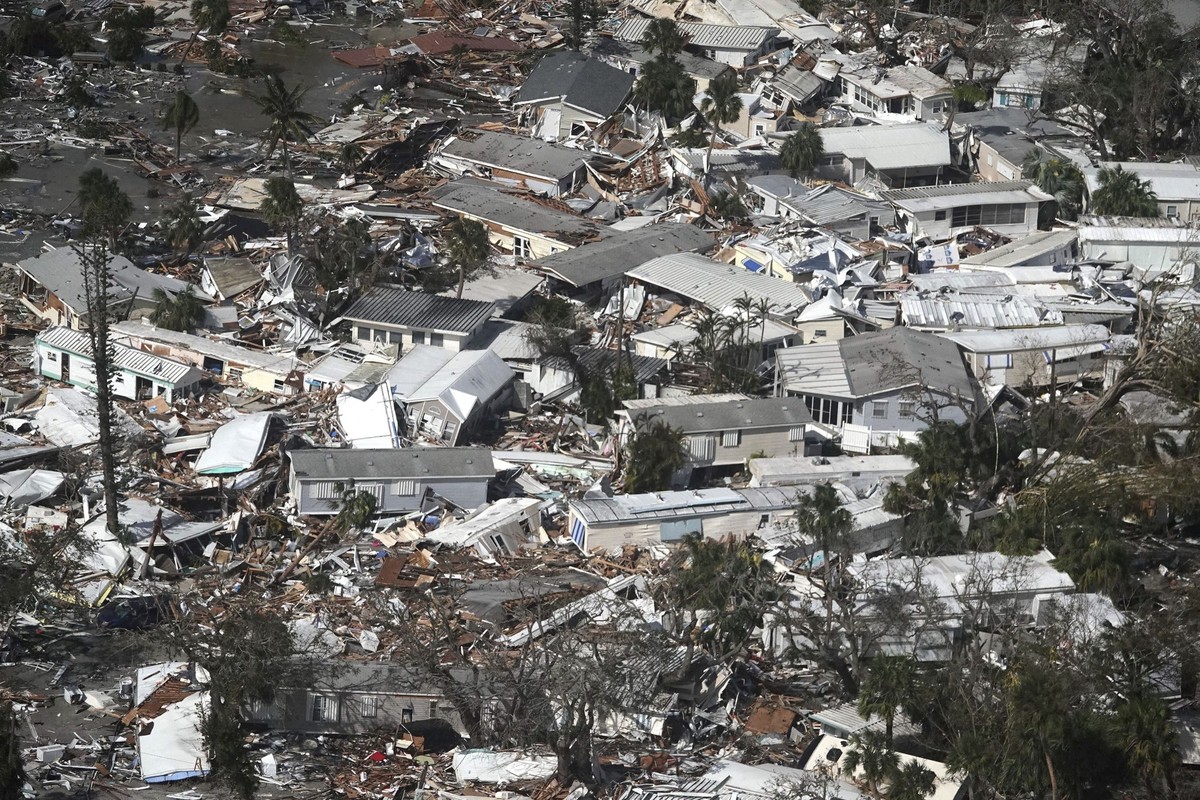 29.09.2022, USA, Fort Myers: Die Luftaufnahme zeigt schwere Schäden nach dem Hurrikan Ian in Fort Myers in Florida. Foto: Joe Cavaretta/Sun Sentinel via ZUMA Press Wire/dpa +++ dpa-Bildfunk +++
