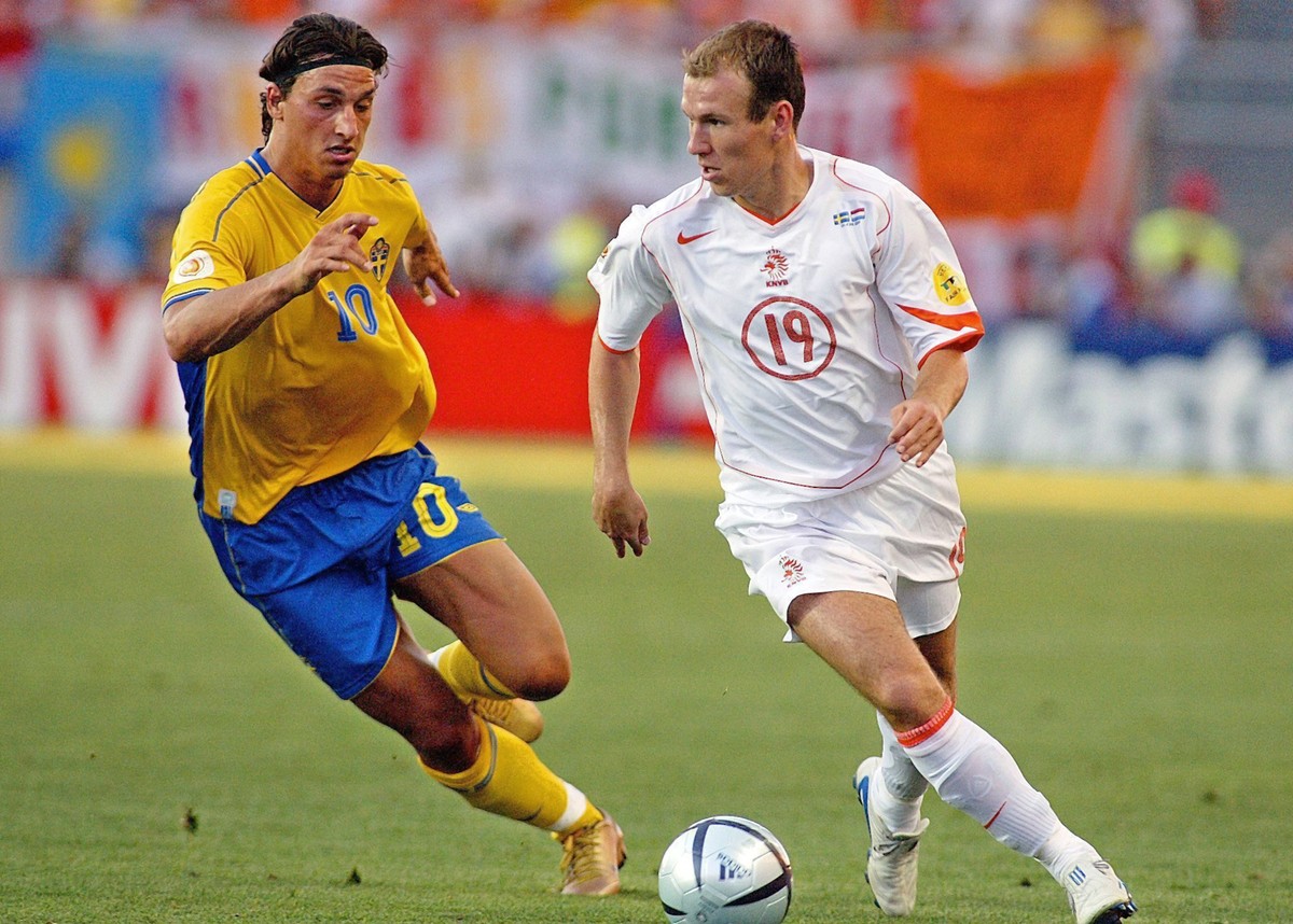 Swedish striker Zlatan Ibrahimovic (L) runs for the ball with Dutch Arjen Robben (R) during their quarterfinal match between the Netherlands and Sweden during the European Soccer Championship at the A ...