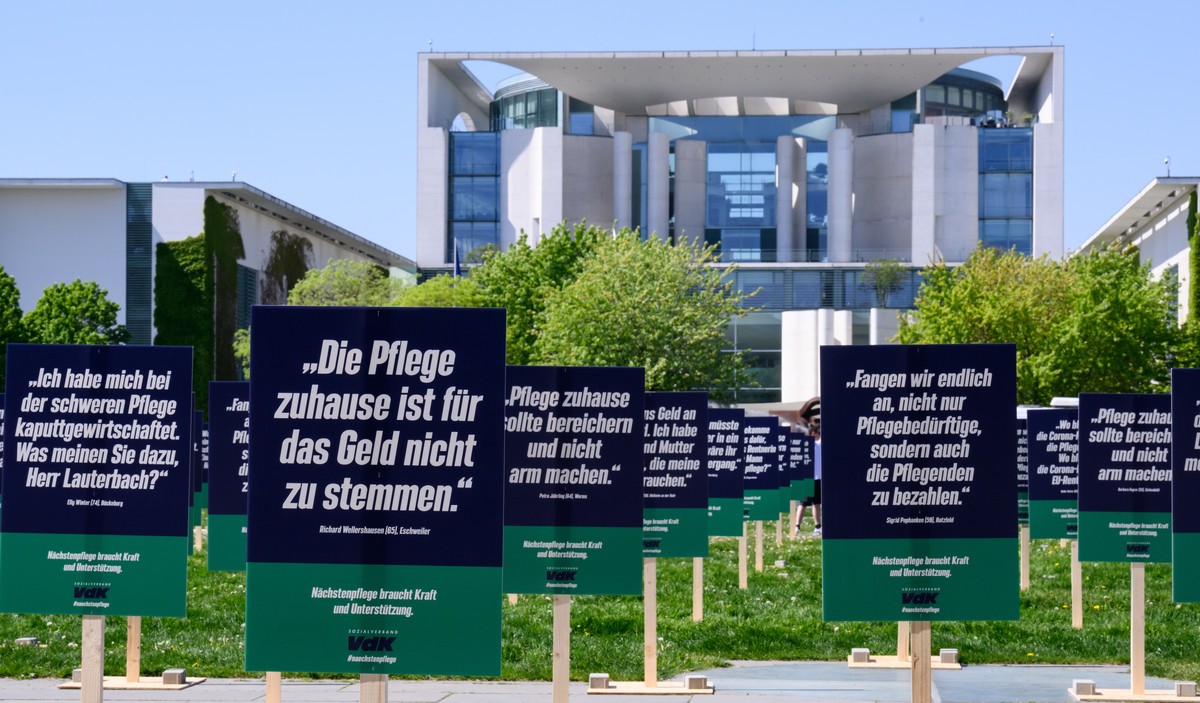 09.05.2022, Berlin: 300 Aufstellplakate mit Botschaften von pflegenden Angeh�rigen hat der Sozialverband VdK auf der Wiese zwischen dem Paul-L�be-Haus und dem Bundeskanzleramt aufgestellt. Der VdK wil ...