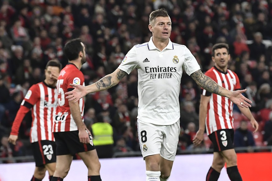 Real Madrid&#039;s Toni Kroos, centre, celebrates after scoring his side&#039;s second goal during the Spanish La Liga soccer match between Athletic Club Bilbao and Real Madrid at the San Mames stadiu ...