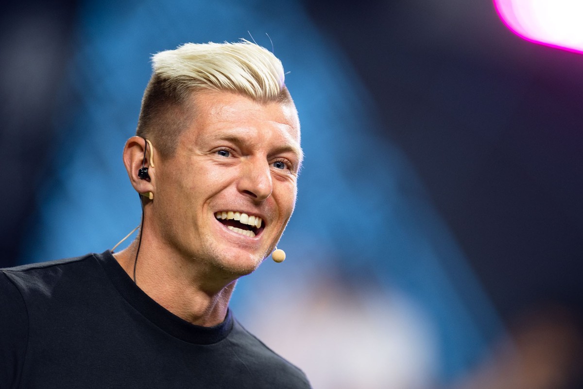 dpatopbilder - 01.09.2024, Nordrhein-Westfalen, Köln: Toni Kroos, Gründer der Icon League, lacht während der Eröffnung. Die Icon League ist eine Hallenfußball-Liga im Kleinfeldformat. Foto: Marius Bec ...