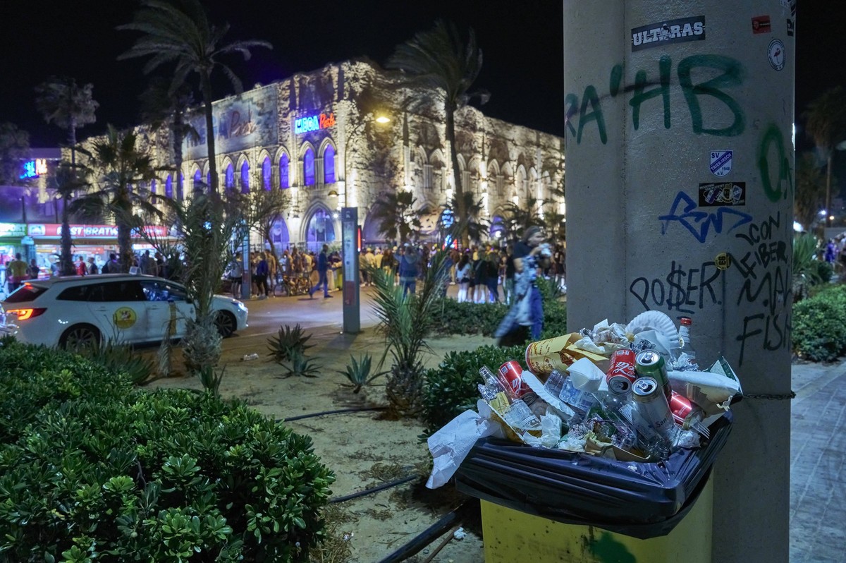 Müllreste am Balneario 6 beim Saison-Closing 2023 auf Mallorca. S Arenal, 26.10.2023 *** Trash remains at Balneario 6 at the season closing 2023 in Mallorca S Arenal, 26 10 2023 Foto:xU.xStammx/xFutur ...