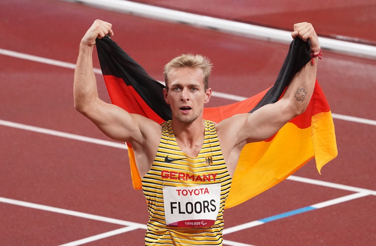 ARCHIV - 03.09.2021, Japan, Tokio: Paralympics 2021: Leichtathletik, 400 Meter M�nner, T62 Finale, im Olympiastadion. Goldmedaillen-Gewinner Johannes Floors aus Deutschland jubelt nach seinem Sieg und ...