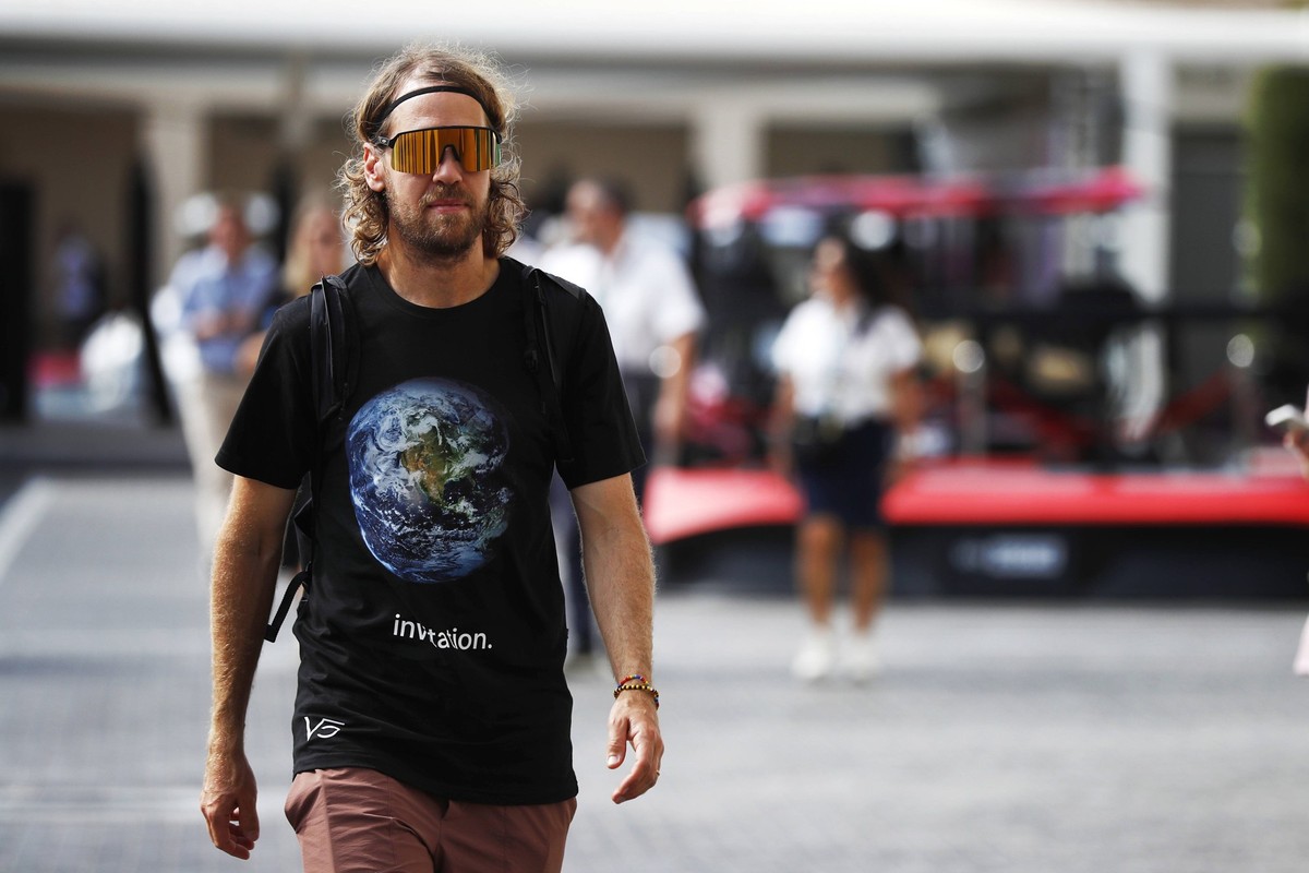 Formula 1 2022: Abu Dhabi GP YAS MARINA CIRCUIT, UNITED ARAB EMIRATES - NOVEMBER 20: Sebastian Vettel, Aston Martin, arrives into the paddock during the Abu Dhabi GP at Yas Marina Circuit on Sunday No ...
