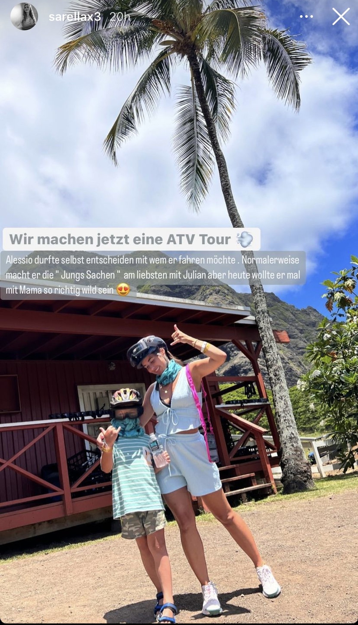 Alessio ist hier mit seiner Mutter Sarah zu sehen.