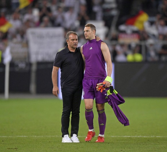 05.09.2021, Fussball WM-Qualifikation 2021/22 Gruppe J, Deutschland - Armenien, in der Arena Stuttgart, v.lI. Bundestrainer Hans Flick Deutschland bei Torwart Manuel Neuer Deutschland nach dem Spiel * ...