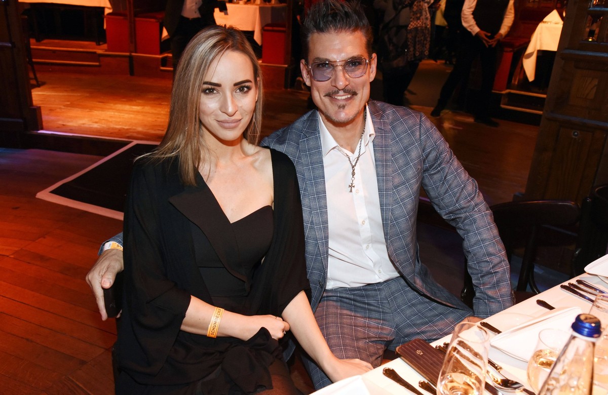 Chris Töpperwien mit Freundin Nicole bei der VIP-Premiere der neuen Show in Schuhbecks teatro. München, 04.11.2021 *** Chris Töpperwien with girlfriend Nicole at the VIP premiere of the new show in Sc ...