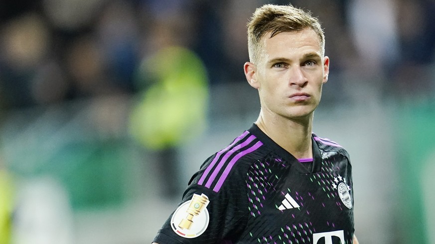 01.11.2023, Saarland, Saarbrücken: Fußball: DFB-Pokal, 1. FC Saarbrücken - Bayern München, 2. Runde, Ludwigspark-Stadion. Bayerns Joshua Kimmich steht nach Spielende auf dem Spielfeld. Foto: Uwe Anspa ...