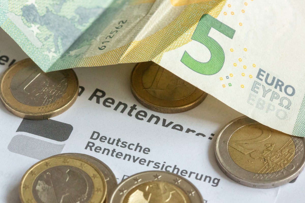 SYMBOLBILD - 24.04.2024, Berlin: Münzen und eine Banknote liegen auf einer Renteninformation der Deutschen Rentenversicherung. (zu dpa: «Vor dem «Herbst der Reformen» knirscht es in der Koalition») Fo ...