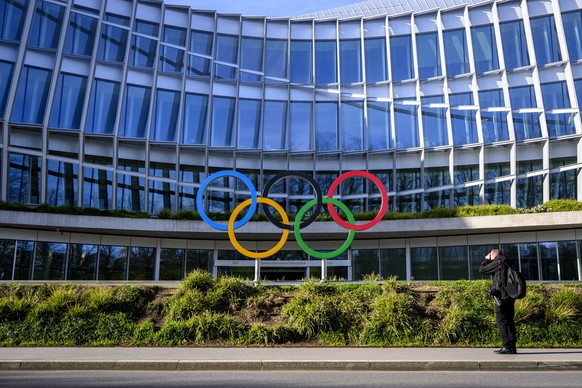19.03.2024, Schweiz, Lausanne: Olympische Ringe stehen vor dem Olympischen Haus, dem Sitz des Internationalen Olympischen Komitees (IOC). Die Spitze des IOC ber�t auf einer Sitzung �ber die Frage, ob  ...
