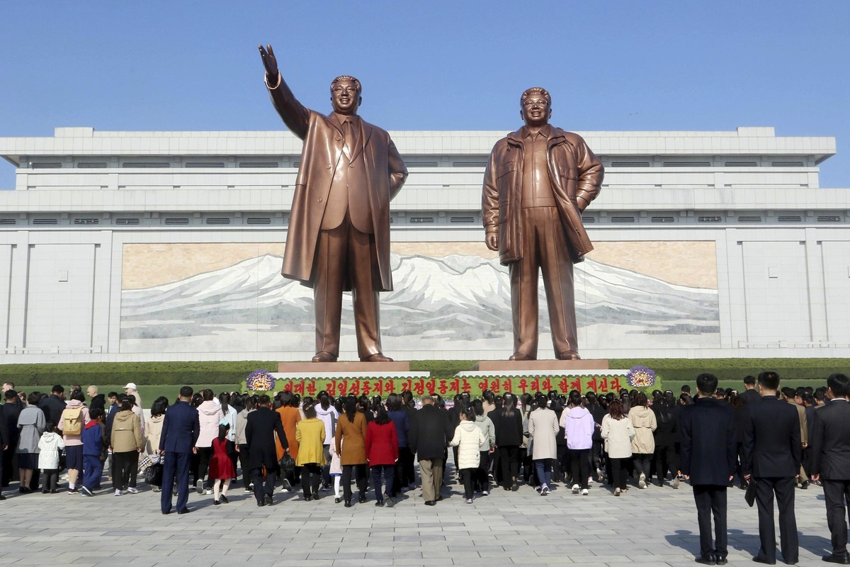 15.04.2025, Nordkorea, Pjöngjang: Menschen besuchen die Statuen ihrer verstorbenen Führer Kim Il Sung (l) und Kim Jong Il auf dem Mansu-Hügel in Pjöngjang, Nordkorea, anlässlich des 113. Geburtstages  ...