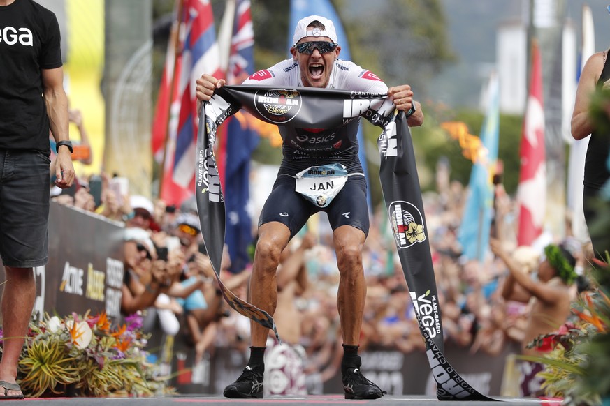 dpatopbilder - 13.10.2019, USA, Kailua-Kona: Triathlon: Ironman-WM auf Hawaii. Jan Frodeno aus Deutschland reagiert nach dem Triathlon-Sieg. Foto: Marco Garcia/AP/dpa +++ dpa-Bildfunk +++