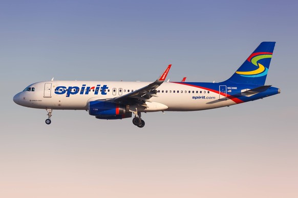 Spirit Airlines Airbus A320 Flugzeug Los Angeles, USA - 21. Februar 2016: Ein Airbus A320 der Spirit Airlines mit dem Kennzeichen N631NK landet auf dem Flughafen Los Angeles (LAX) in den Vereinigten S ...