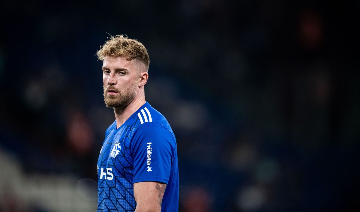 25.08.2023, Nordrhein-Westfalen, Gelsenkirchen: Fußball: 2. Bundesliga, FC Schalke 04 - Holstein Kiel, 4. Spieltag, Veltins Arena. Schalkes Torwart Ralf Fährmann wärmt sich vor dem Spiel auf. Foto: Fa ...