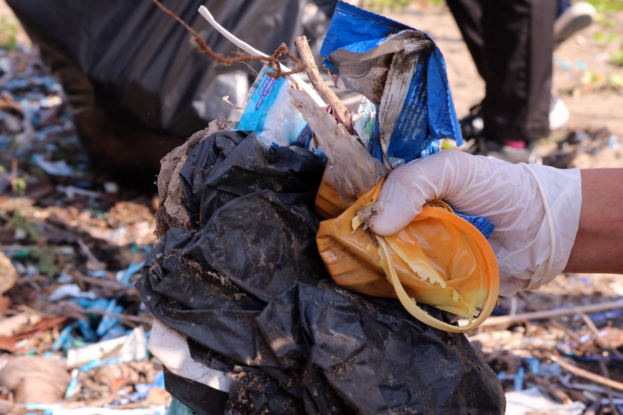 Indonesia: Cleaning beach side trash A number of students and youth from various communities joined Lhokseumawe Clean City (LCC) to quote waste at the National Waste Care Day (HPSN) activity on the be ...