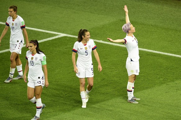 Joie des joueuses des USA apres le second but de Megan RAPINOE (USA) FOOTBALL : France vs Etats Unis - Coupe du Monde Feminine - Paris - 28/06/2019 JBAutissier/Panoramic PUBLICATIONxNOTxINxFRAxITAxBEL