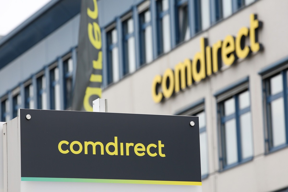 ARCHIV - 18.07.2016, Schleswig-Holstein, Quickborn: Das Logo der Comdirect Bank AG ist am Sitz der Bank in Quickborn zu sehen. (zu dpa: �Commerzbank will Beratung in Filialen verbessern�) Foto: Bodo M ...
