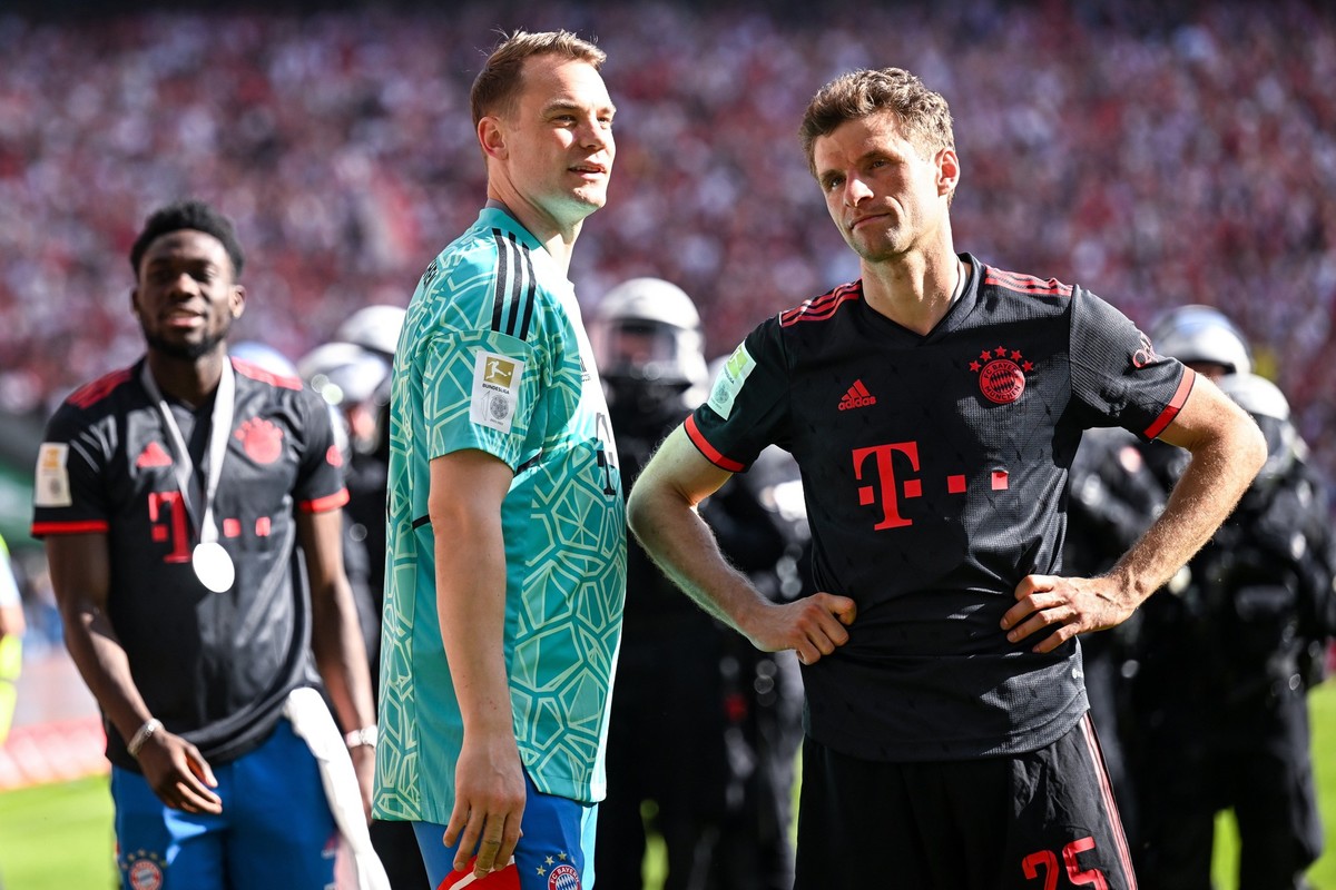 27.05.2023, Fussball, Saison 2022/2023, 1. Bundesliga, 34. Spieltag, 1. FC Köln - FC Bayern München, Torwart Manuel Neuer (FC Bayern München) (l) und Thomas Müller (FC Bayern München) (r) Foto: Teresa ...