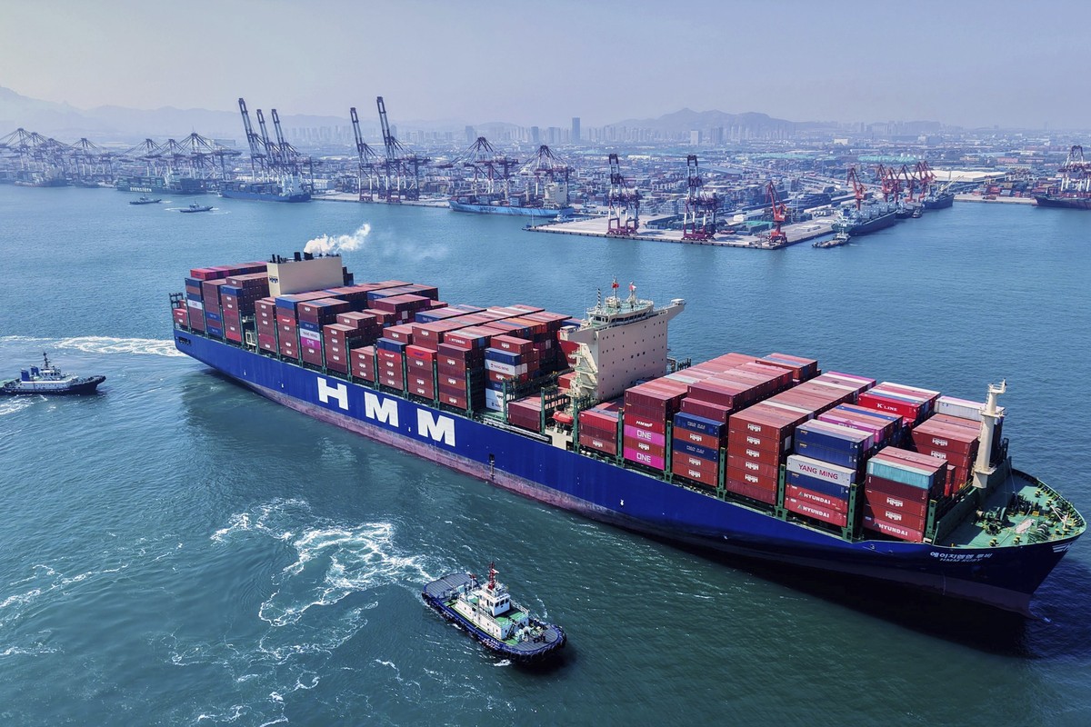 06.04.2025, China, Qingdao: Ein Containerschiff verlässt einen Containerterminal in Qingdao in der ostchinesischen Provinz Shandong. Foto: Uncredited/CHINATOPIX/AP/dpa +++ dpa-Bildfunk +++
