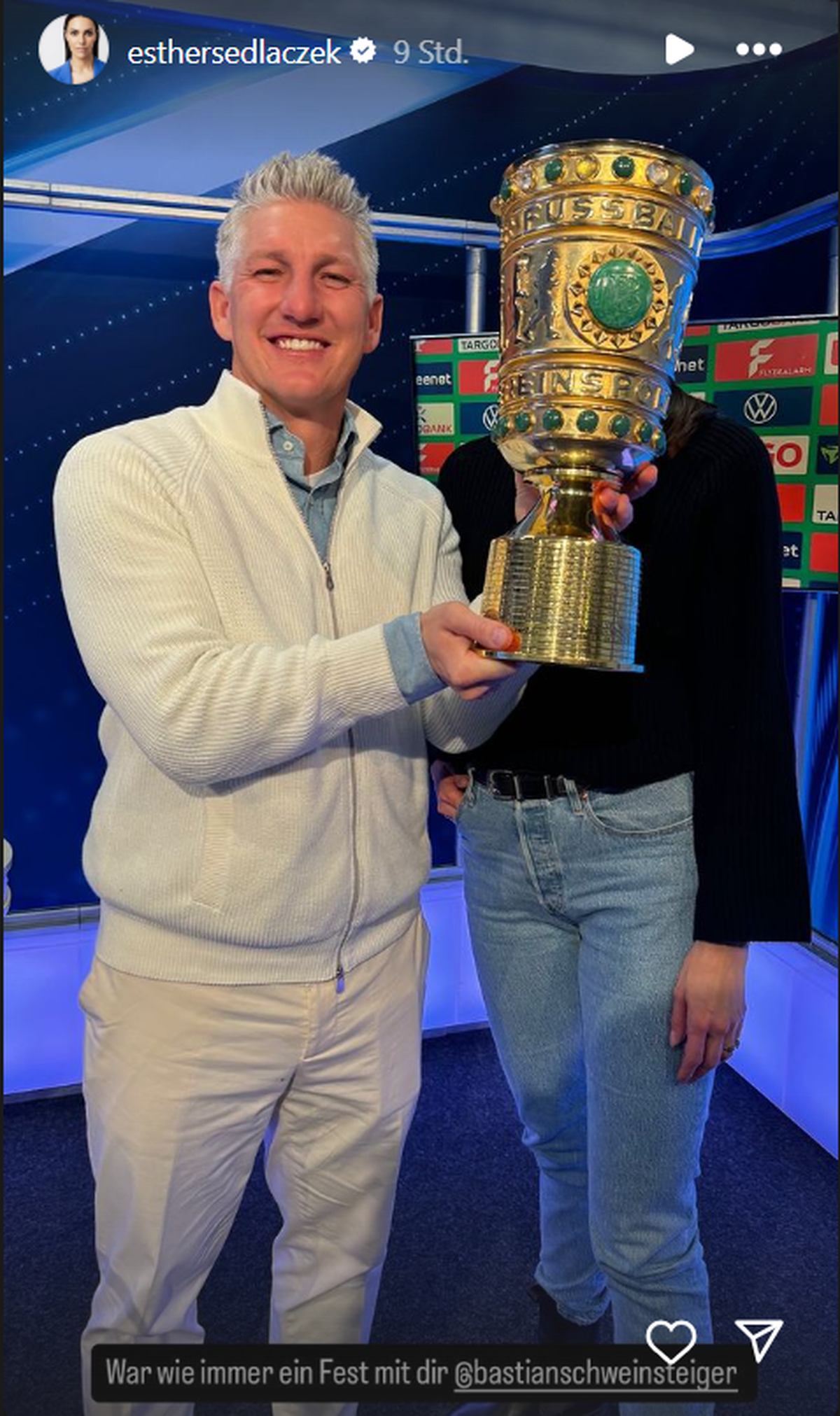 Neben Bastian Schweinsteiger steht seine Co-Moderatorin, die vom Pokal verdeckt wird.