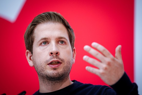 ARCHIV - 04.07.2022, Berlin: Kevin Kühnert, SPD-Generalsekretär, gibt eine Pressekonferenz nach den Gremiensitzungen seiner Partei. Kühnert hat das Wirtschaftsministerium aufgefordert, rechtlich auszu ...