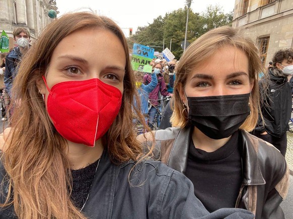 Unsere beiden Reporterinnen Saskia und Luisa-Marie sind für euch unterwegs beim Klimastreik und nehmen euch mit.