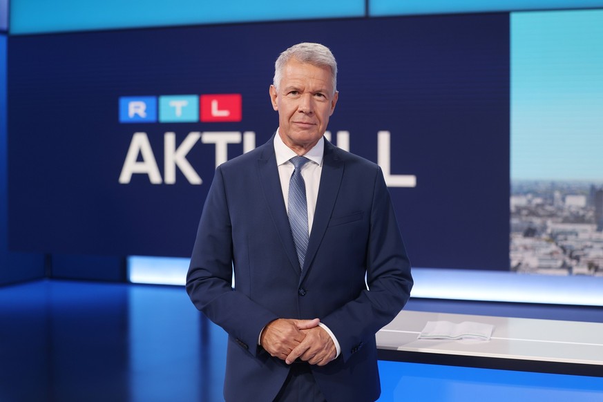 31.08.2022, Nordrhein-Westfalen, K?ln: Peter Kloeppel, Fernsehmoderator, steht im neuen «RTL Aktuell»-Studio. Aus dem neuen 360-Grad-Studio wird am Sonntag (04.09.2022) die erste «RTL aktuell»-Ausgabe ...