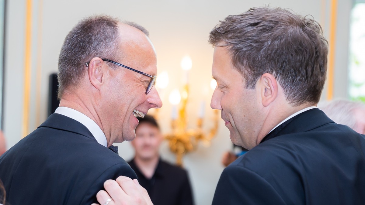ARCHIV - 29.04.2022, Berlin: Friedrich Merz (l), CDU-Bundesvorsitzender, und Lars Klingbeil, SPD-Bundesvorsitzender, unterhalten sich zu Beginn beim Dinner des 69. Bundespresseballs im Hotel Adlon. Un ...