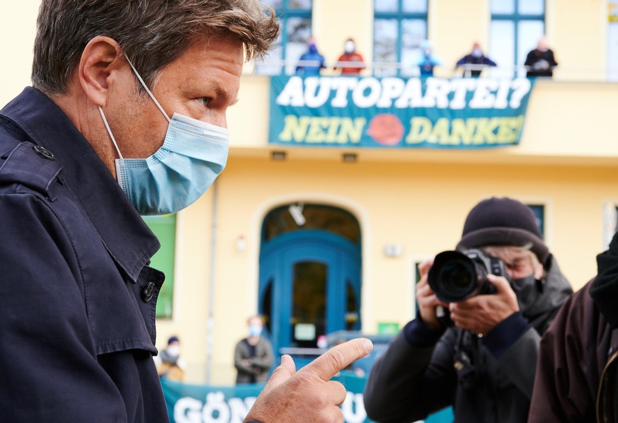 28.10.2020, Berlin: Robert Habeck, Bundesvorsitzender von Bündnis90/Die Grünen, spricht mit Demonstranten vor der Bundesgeschäftsstelle seiner Partei. Am Morgen besetzten Umweltschützer die Bundeszent ...