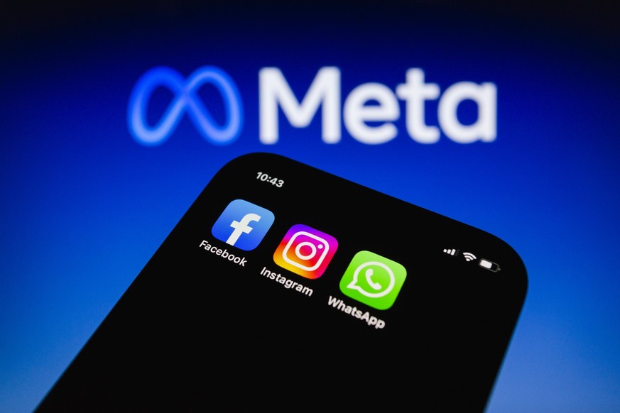 24.10.2022, Paraguay, Asunción: Die Apps von Facebook, Instagram und WhatsApp sind auf einem Smartphone vor dem Logo von Meta Platforms zu sehen. Ein Jahr nachdem Facebook-Gründer Zuckerberg den Fokus ...